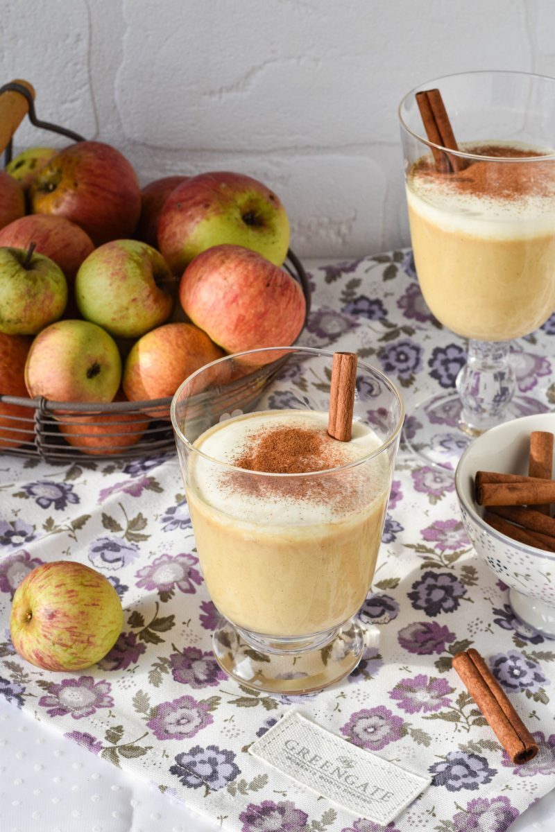 Smoothie alle mele caramellate e cannella