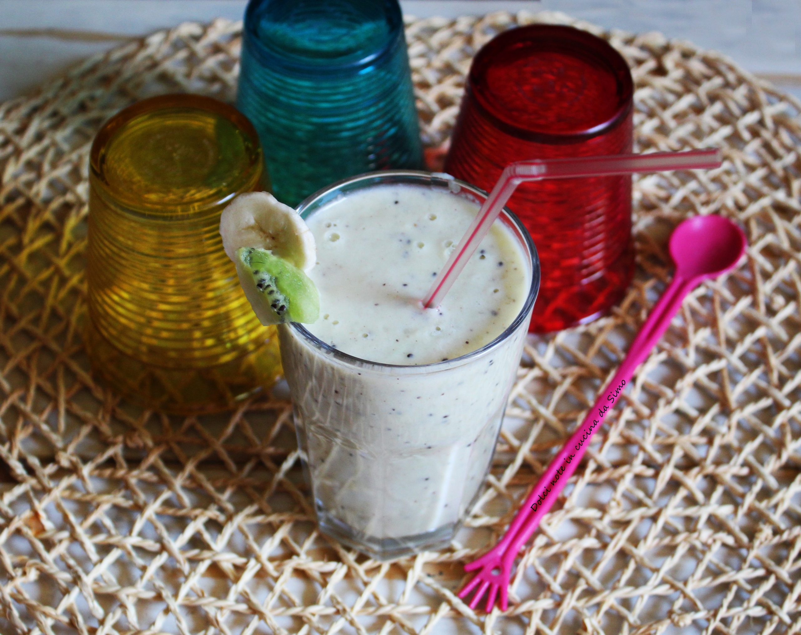 Smoothie allo yogurt con kiwi e banane