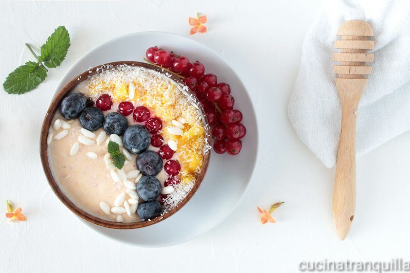 Smoothie bowl al mango e ribes