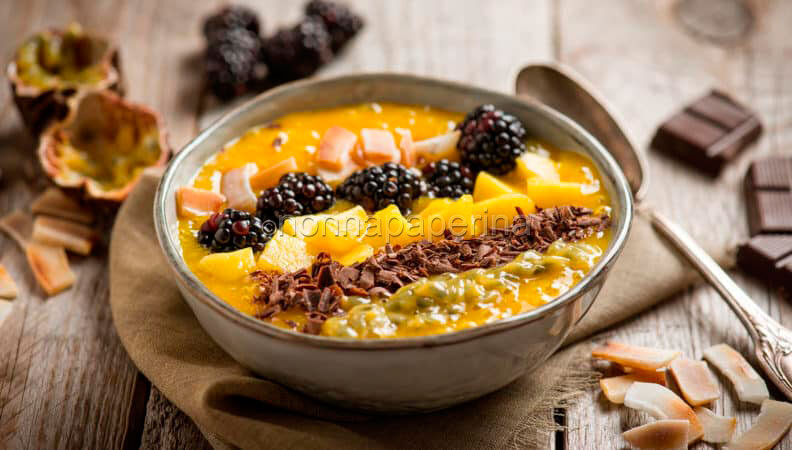 Smoothie bowl al mango, un dessert colorato e gustoso