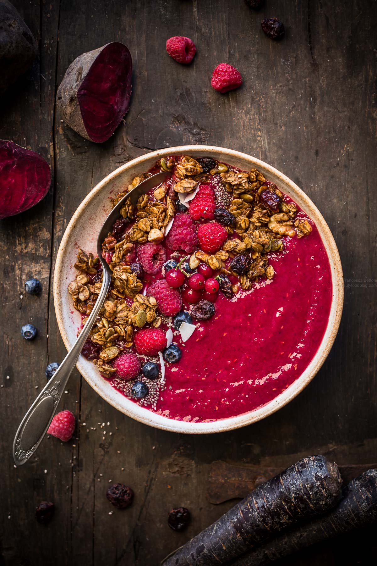 Smoothie bowl  alla barbabietola – beet smoothie bowl