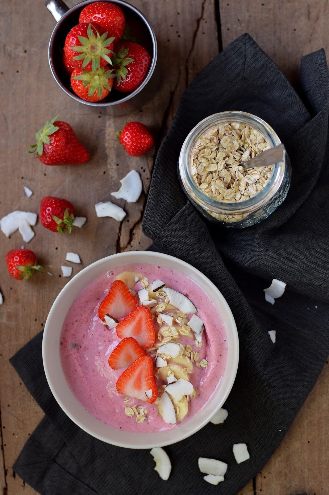 Smoothie bowl alle fragole e yogurt greco