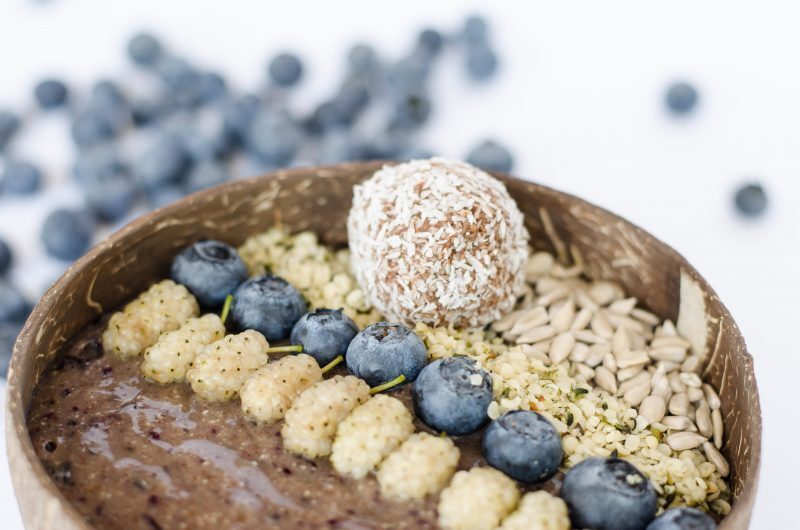 Smoothie bowl alle more di gelso e mirtilli