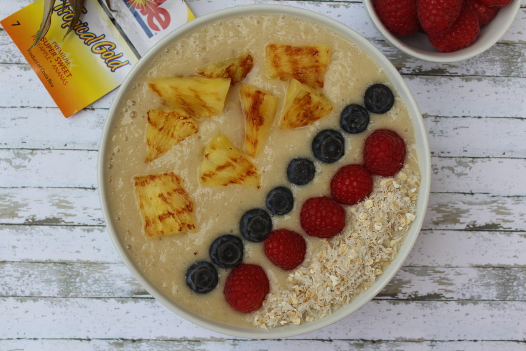 Smoothie bowl con banane e ananas grigliato