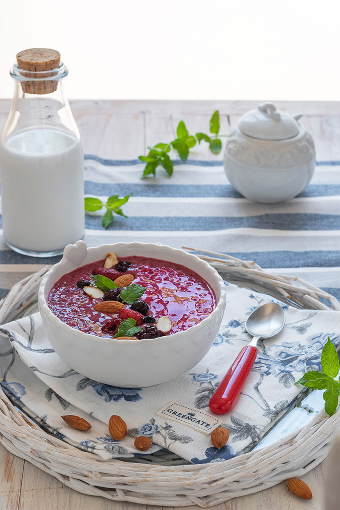Smoothie bowl con latte di mandorla