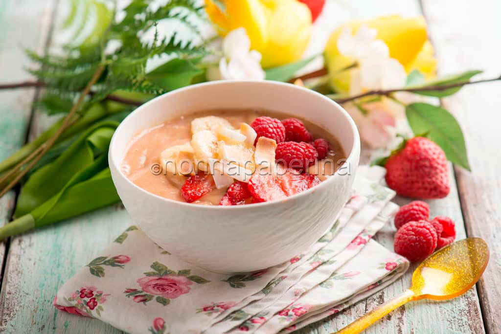 Smoothie bowl con papaya, un dessert fresco e nutriente