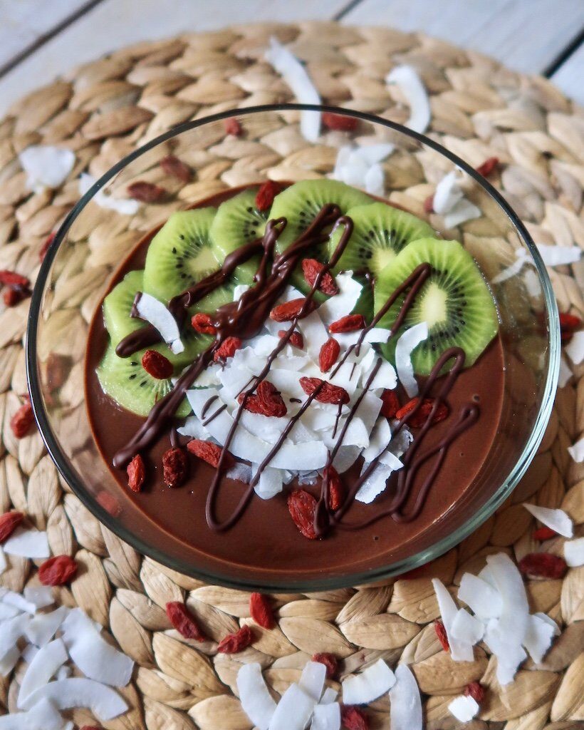 Smoothie bowl vegana al cioccolato e maca