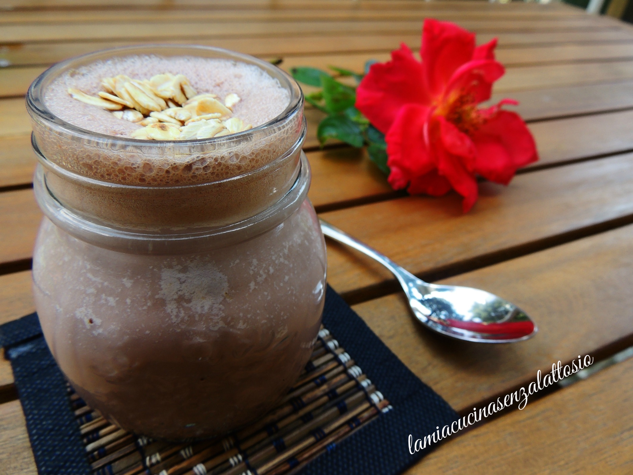 Smoothie caffe, cioccolato, mandorle e avena senza lattosio