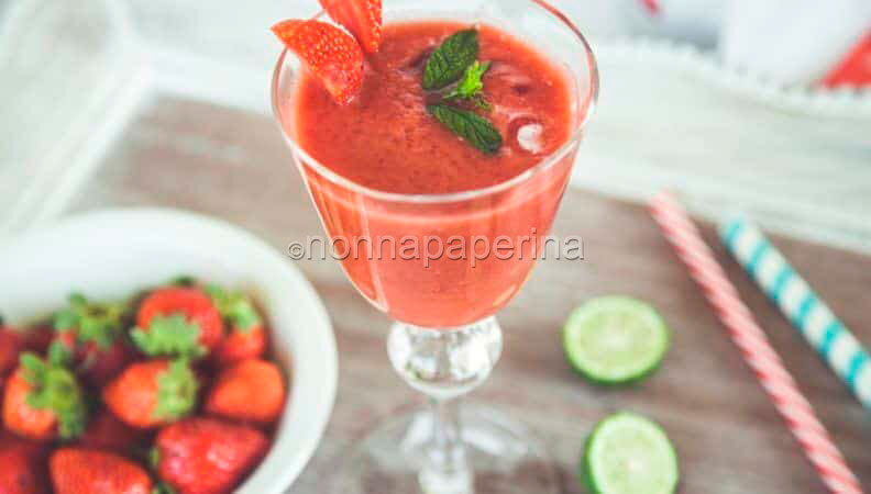 Smoothie con fragole e menta: vitamina C allo stato puro