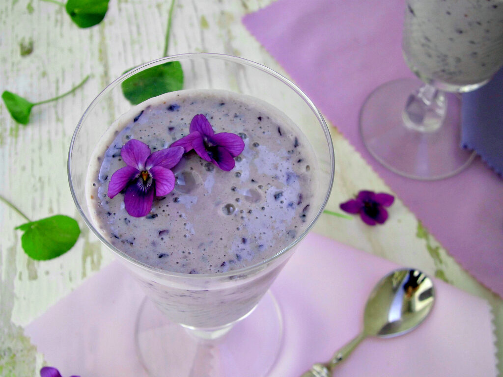 Smoothie con mirtilli e violette, una ricetta fresca e salutare