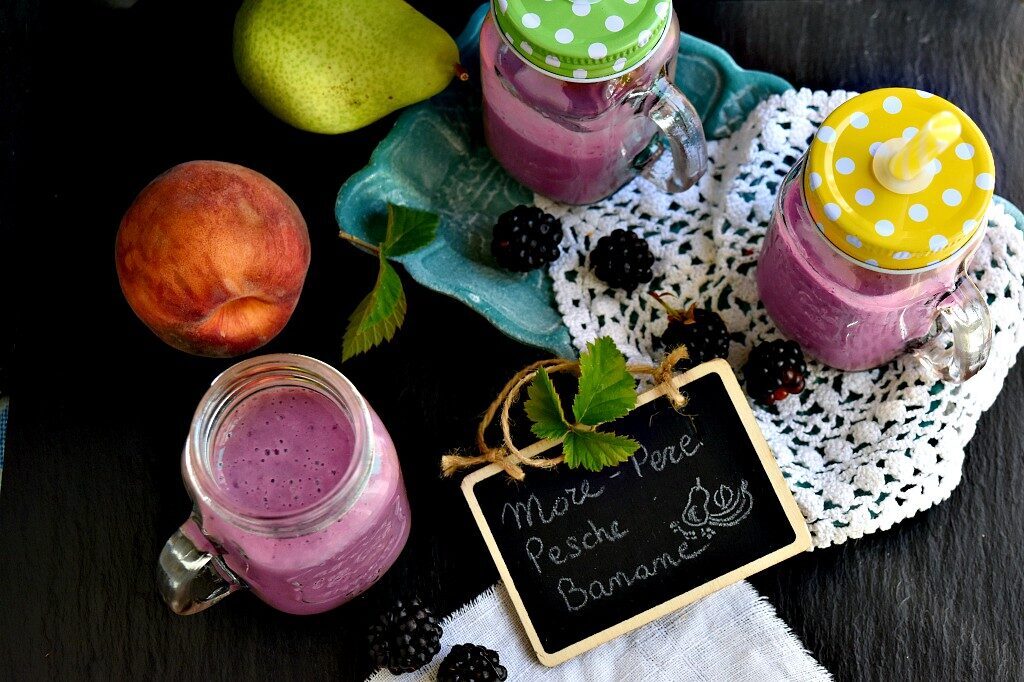Smoothie con more, pere, pesche e banane
