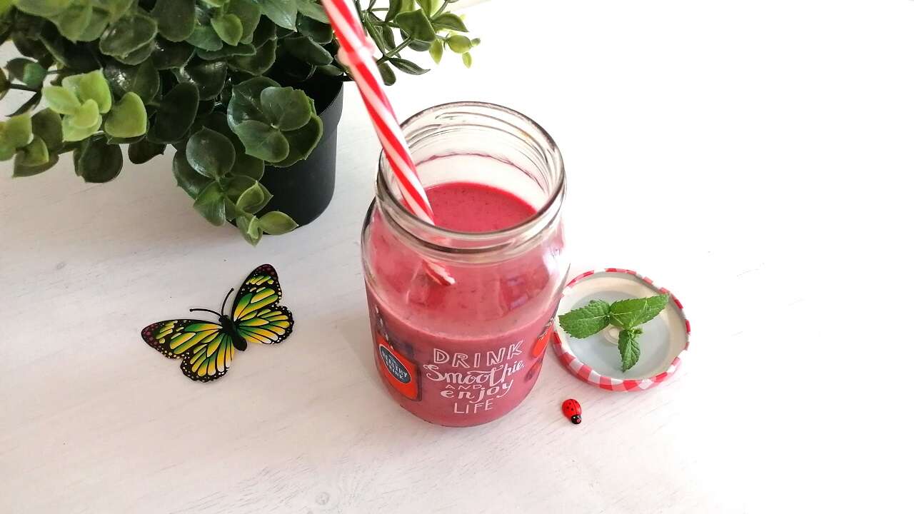 Smoothie light frutti di bosco e yogurt greco, bimby e non