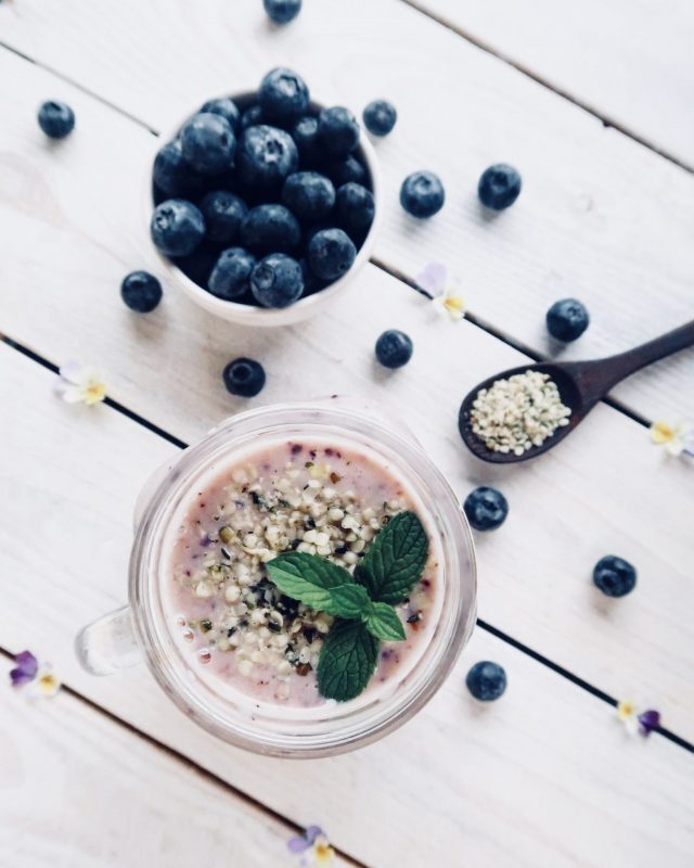 Smoothie proteico al mirtillo e acai