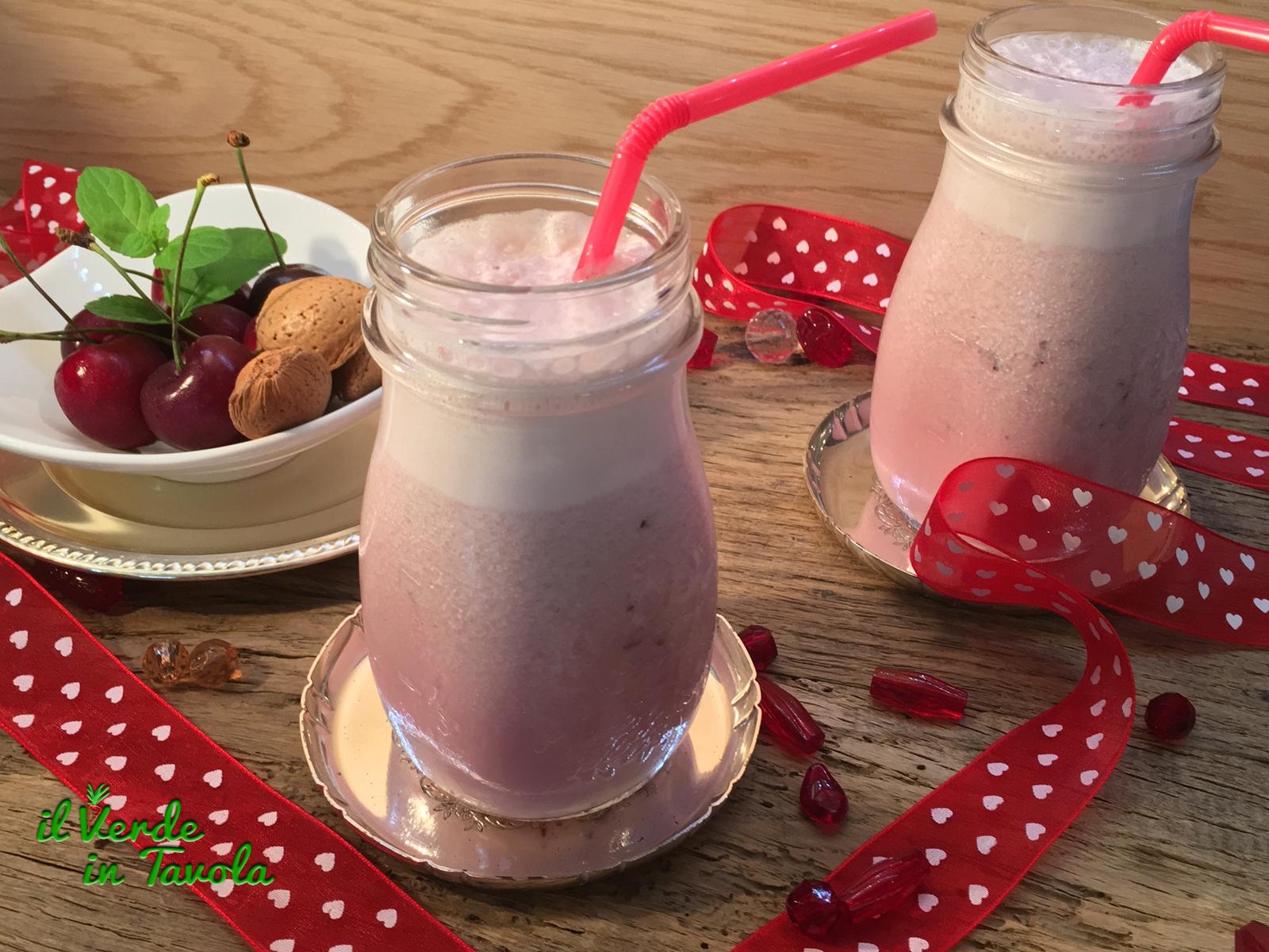 Smoothie vegani ciliegie e mandorle