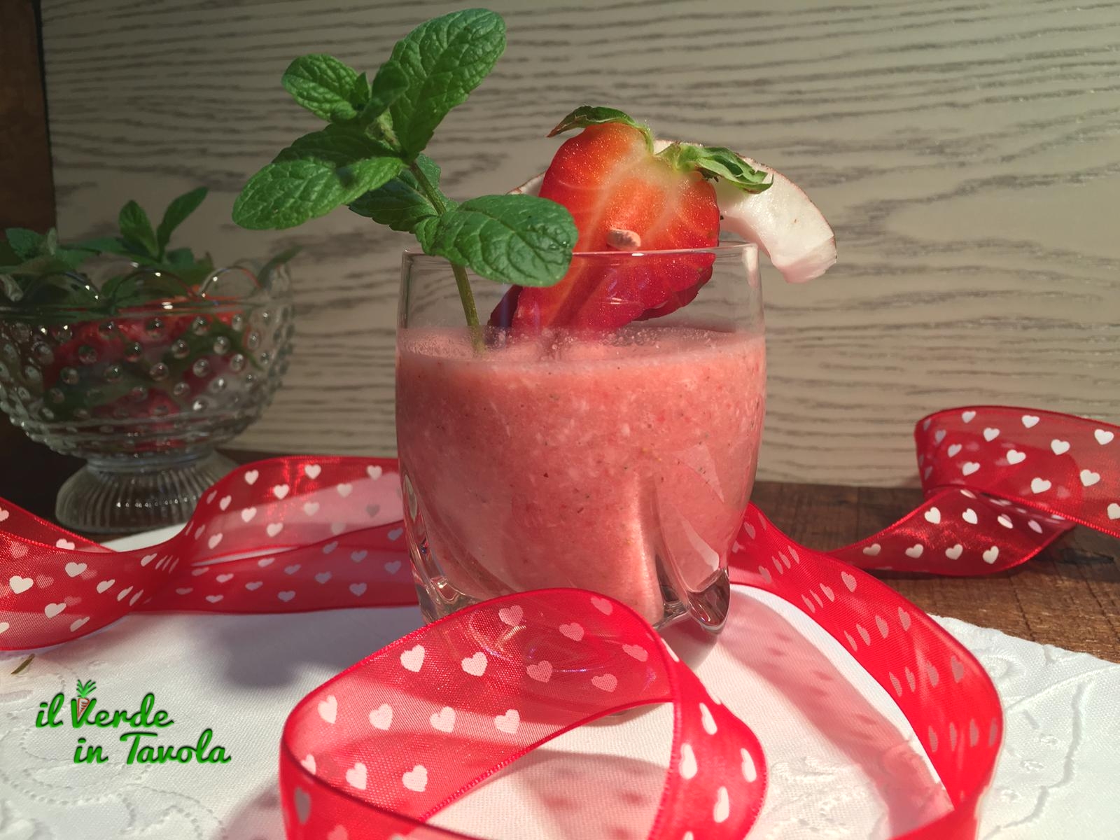 Smoothie vegani fragole e cocco