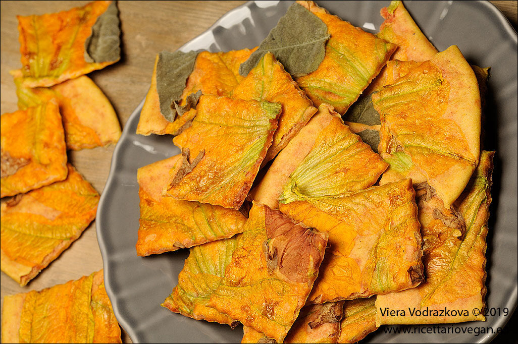 Snack alla curcuma con i fiori eduli e pasta madre