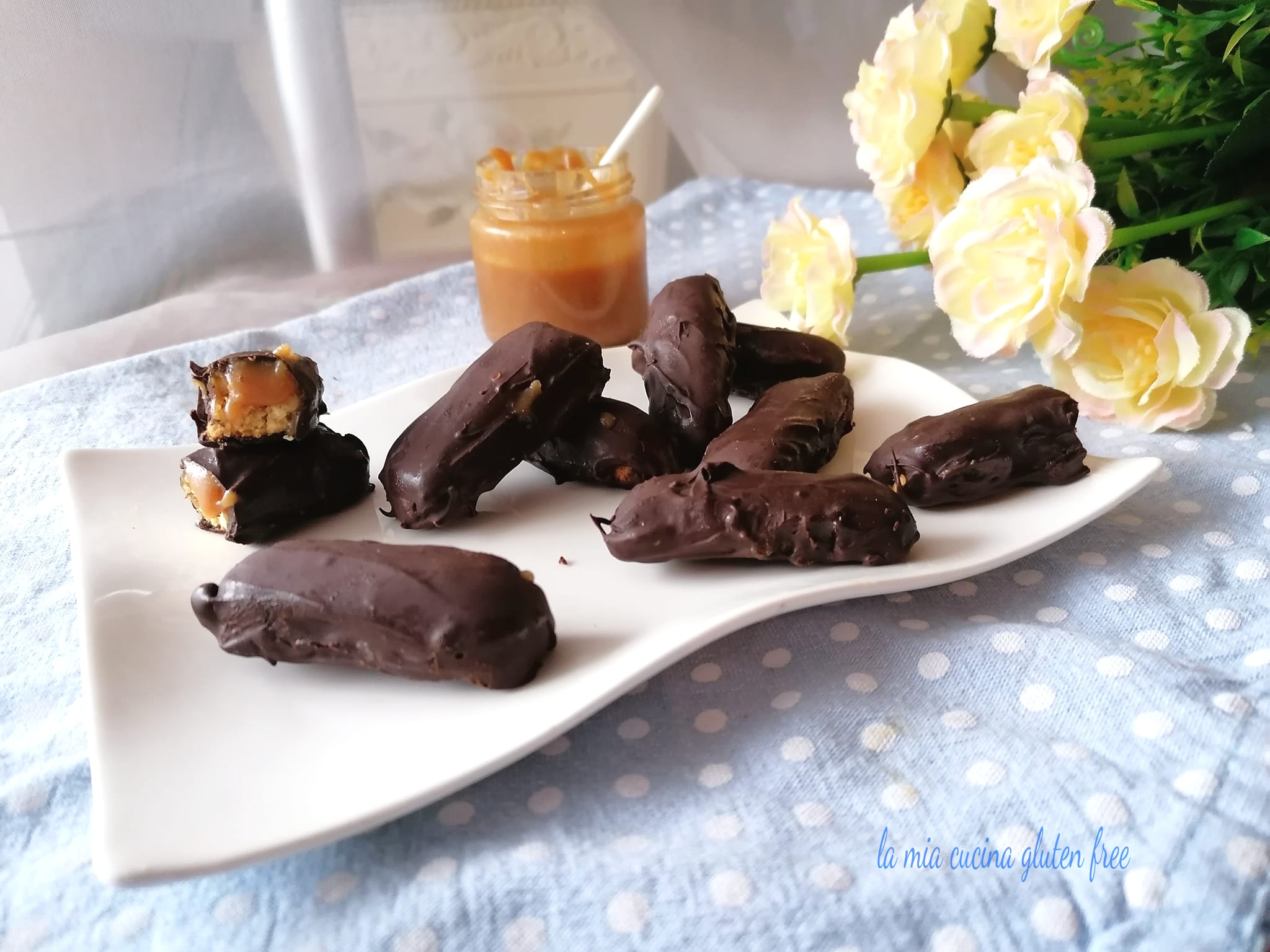 Snack biscotto con caramello e cioccolato