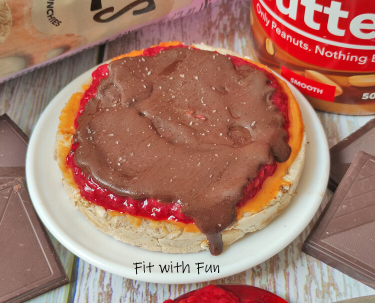 Snack di gallette con marmellata e cioccolato sano goloso senza glutine