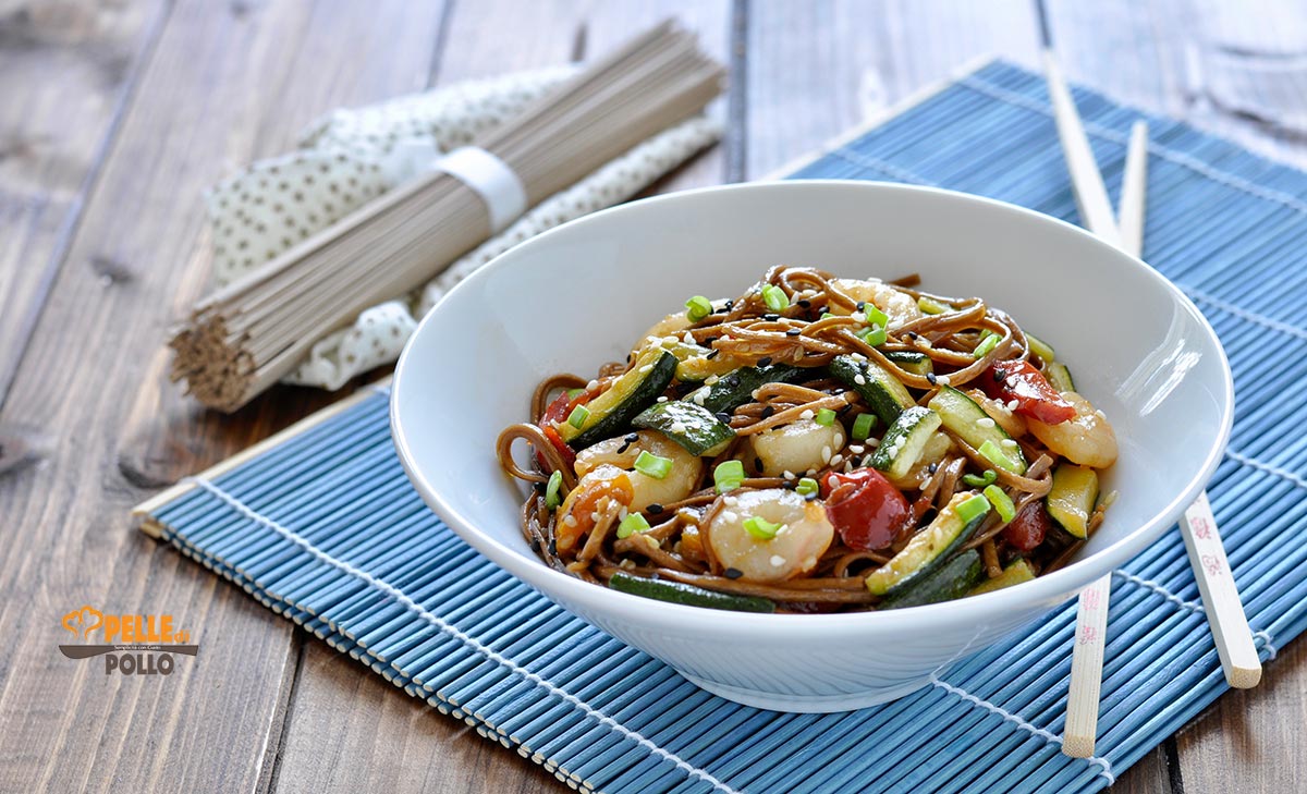 Soba noodles con gamberetti e verdure