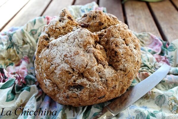 Soda bread con noci e uvetta di corinto
