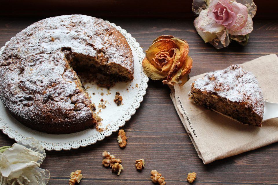 Soffice torta alle noci e gocce di cioccolato
