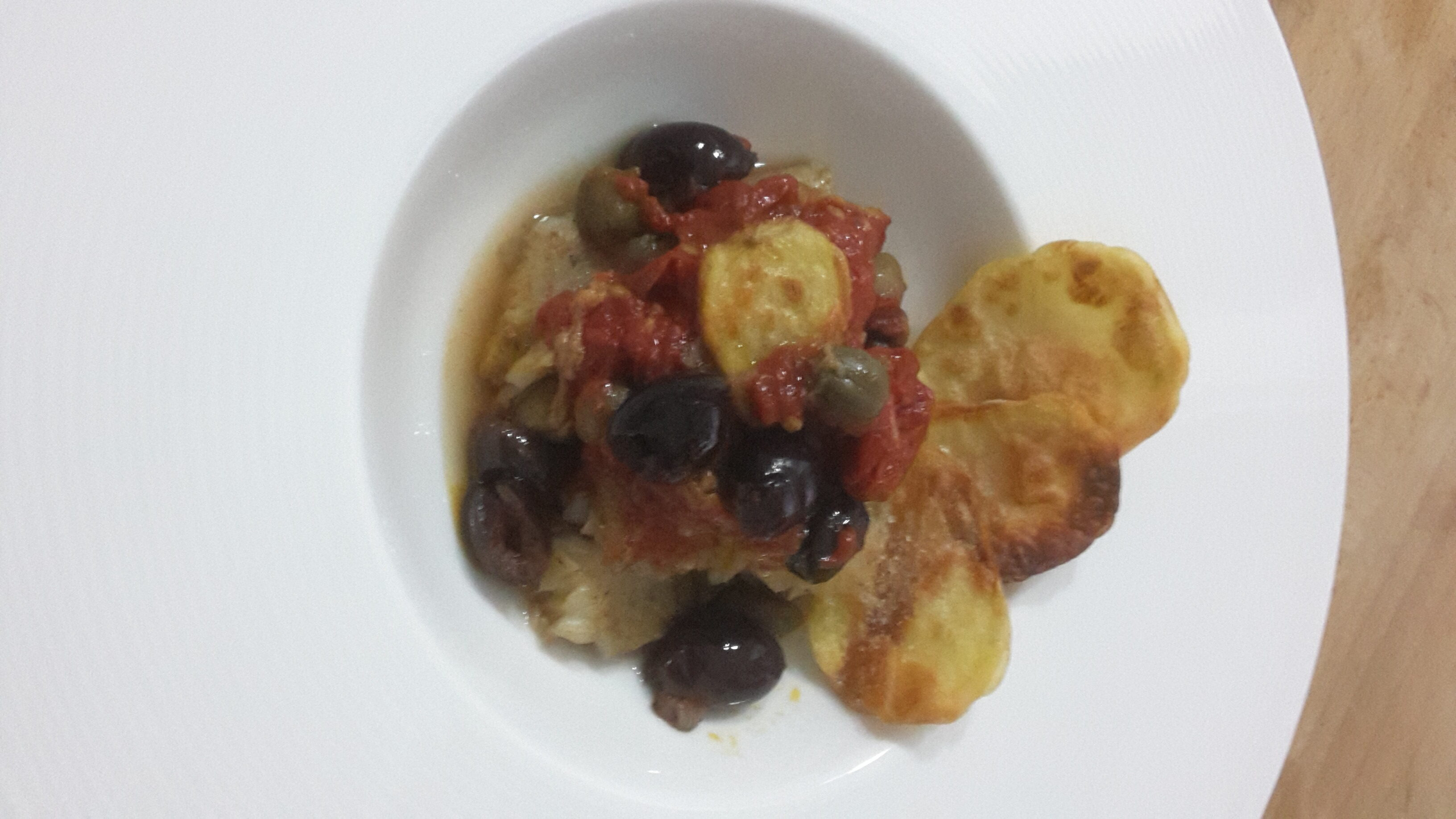 Sogliola affogata nei pomodorini con olive e capperi