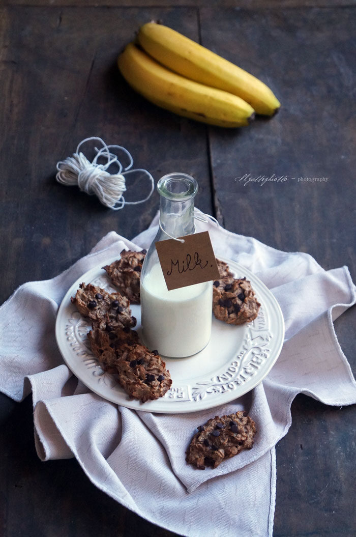 Solo 3 ingredienti e 3 minuti: biscotti vegan&light banana e gocce di cioccolato