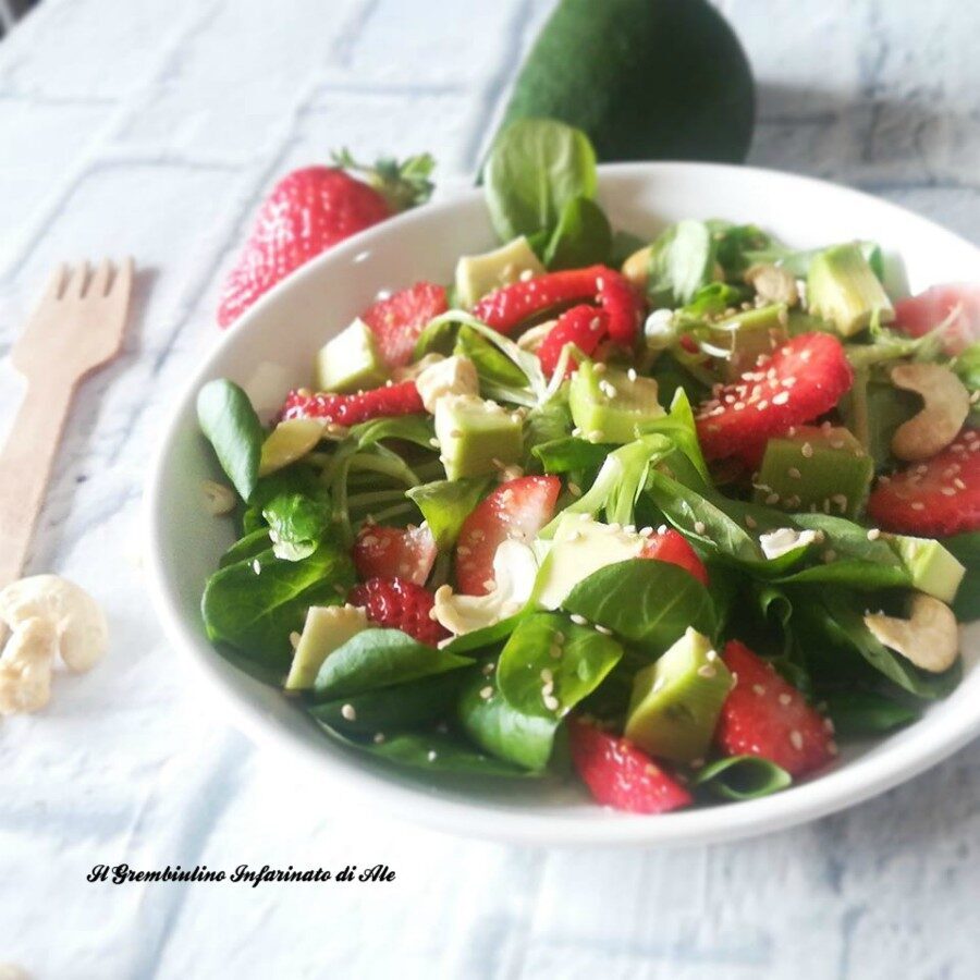 Songino con avocado, fragole e anacardi
