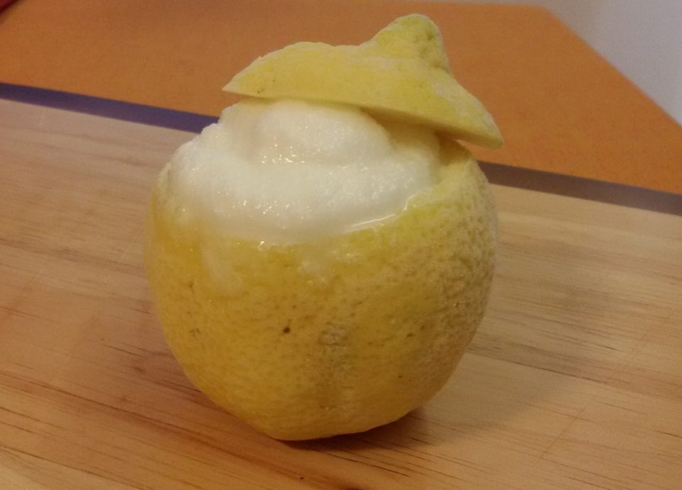 Sorbetto al limone (ricetta senza gelatiera)