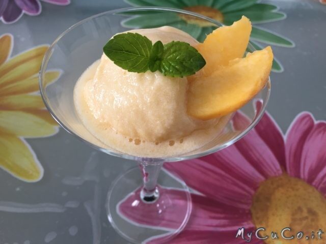 Sorbetto alla pesca con cuisine companion