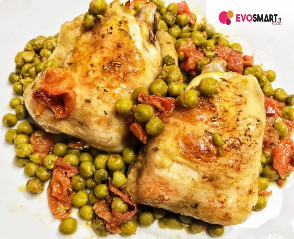 Sovracosce di pollo al forno con pomodorini e piselli