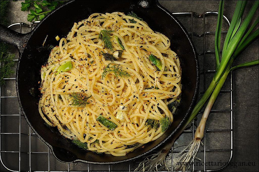 Spaghettata con aglio fresco e erbe aromatiche