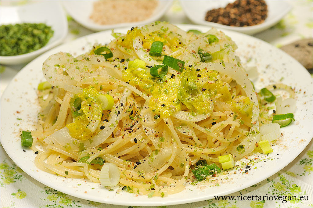 Spaghettata di daikon e cavolo cinese con nori