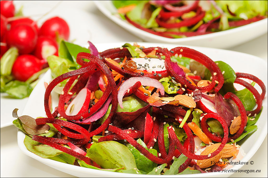 Spaghettata di rape rosse come insalata