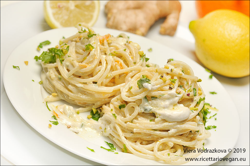 Spaghetti agli agrumi con la panna fatta in casa