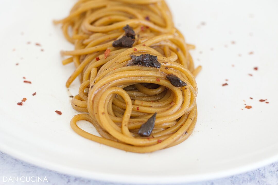 Spaghetti Aglio Nero Olio e Peperoncino