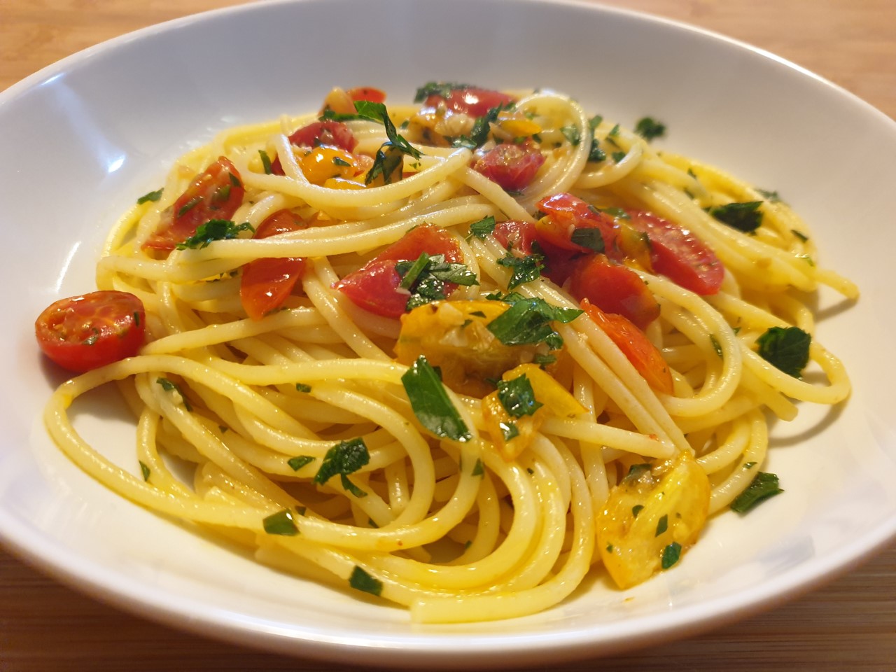 Spaghetti aglio, olio e pomodorini