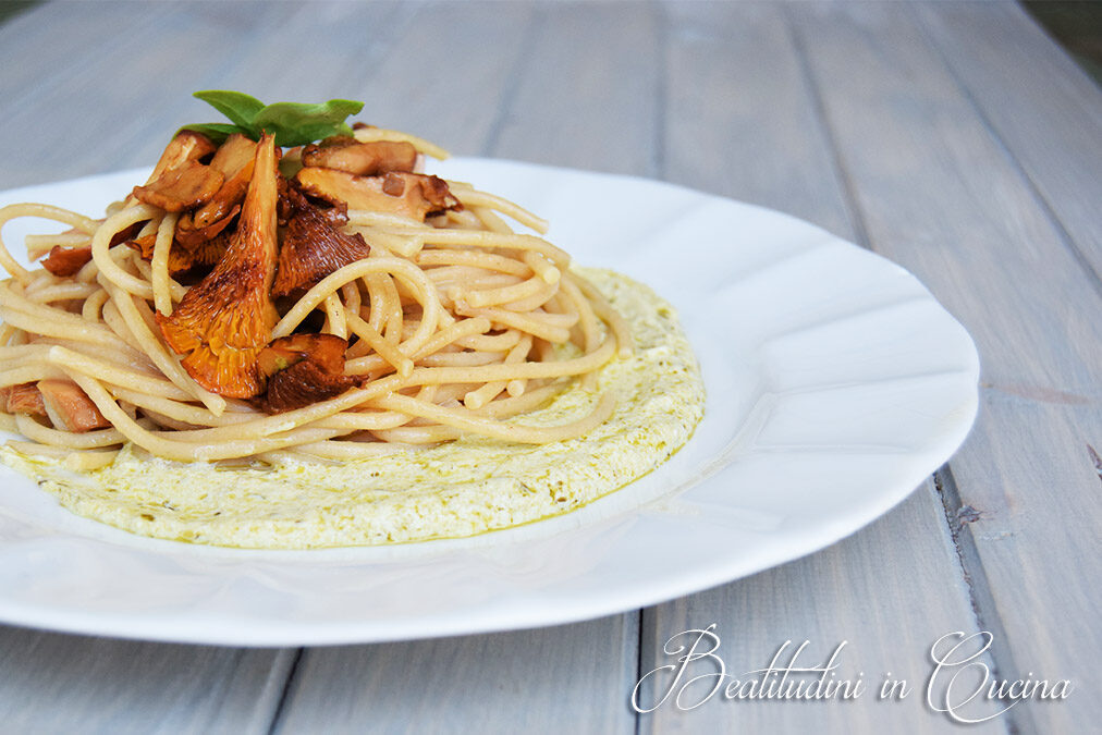 Spaghetti ai finferli su crema di basilico