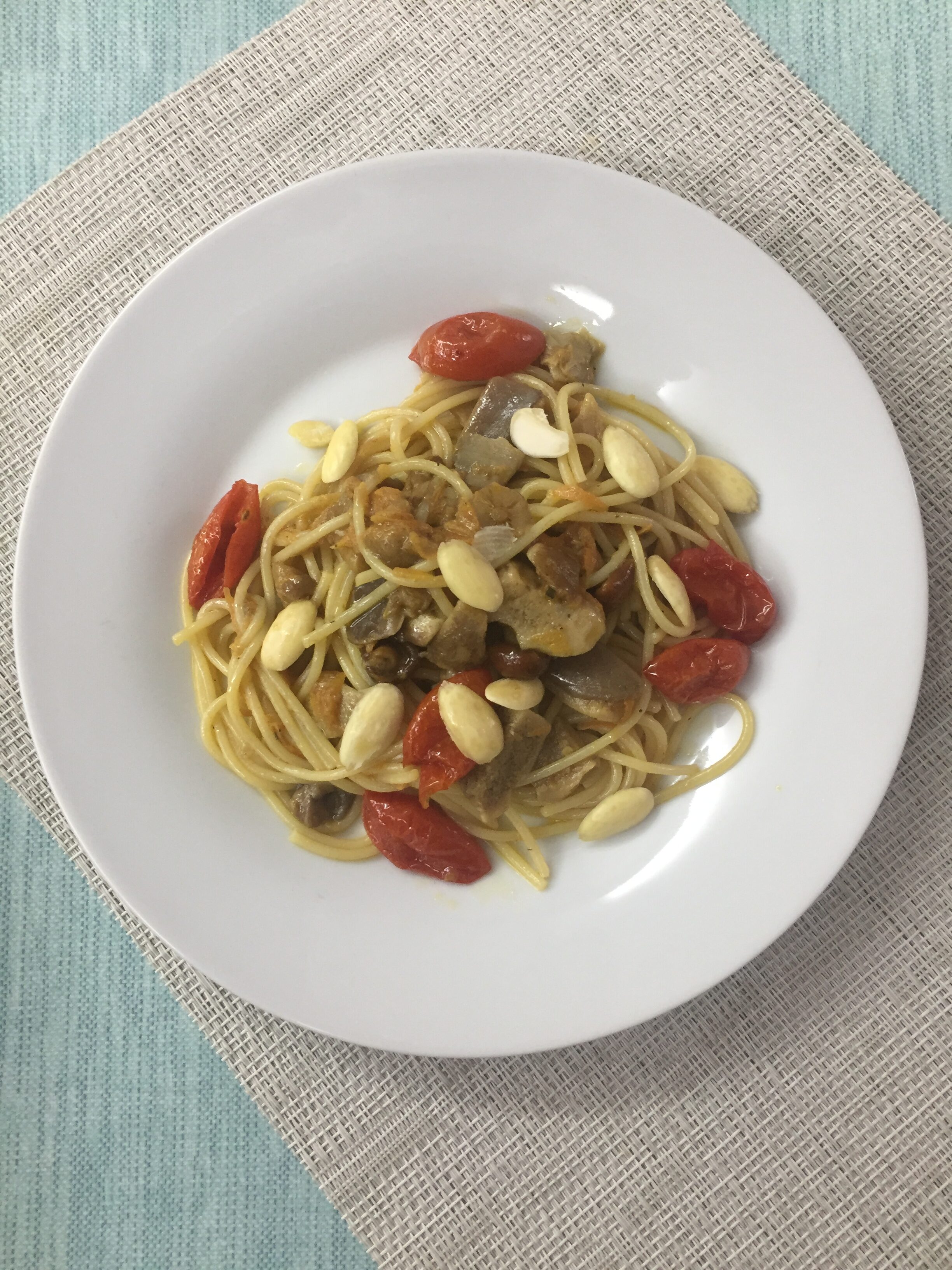 Spaghetti ai funghi e pomodori confit