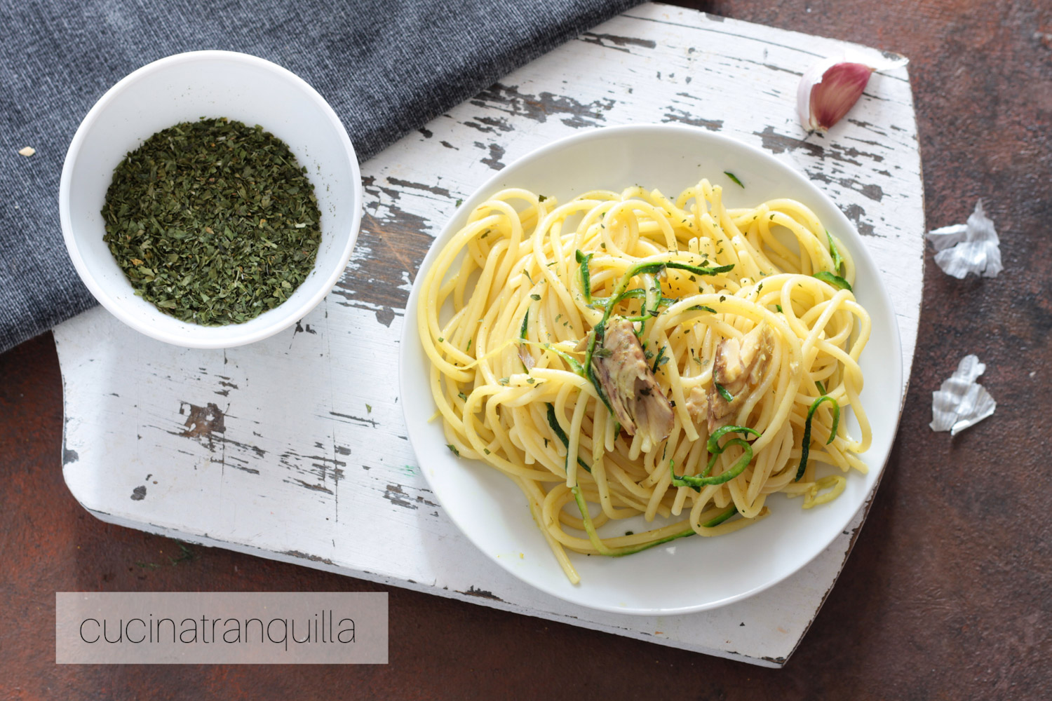 Spaghetti al curry con zucchine e sgombro