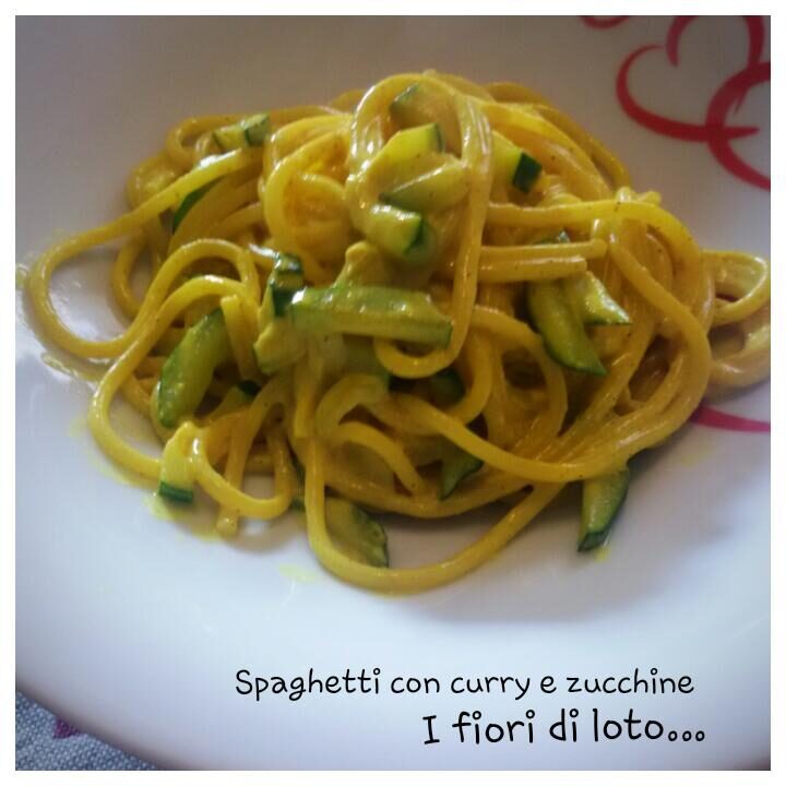 Spaghetti al curry con zucchine