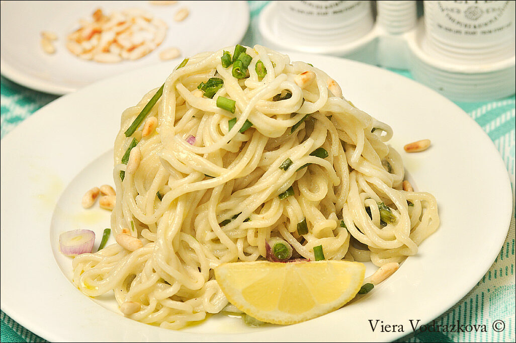 Spaghetti al limone con stigoli e aglio