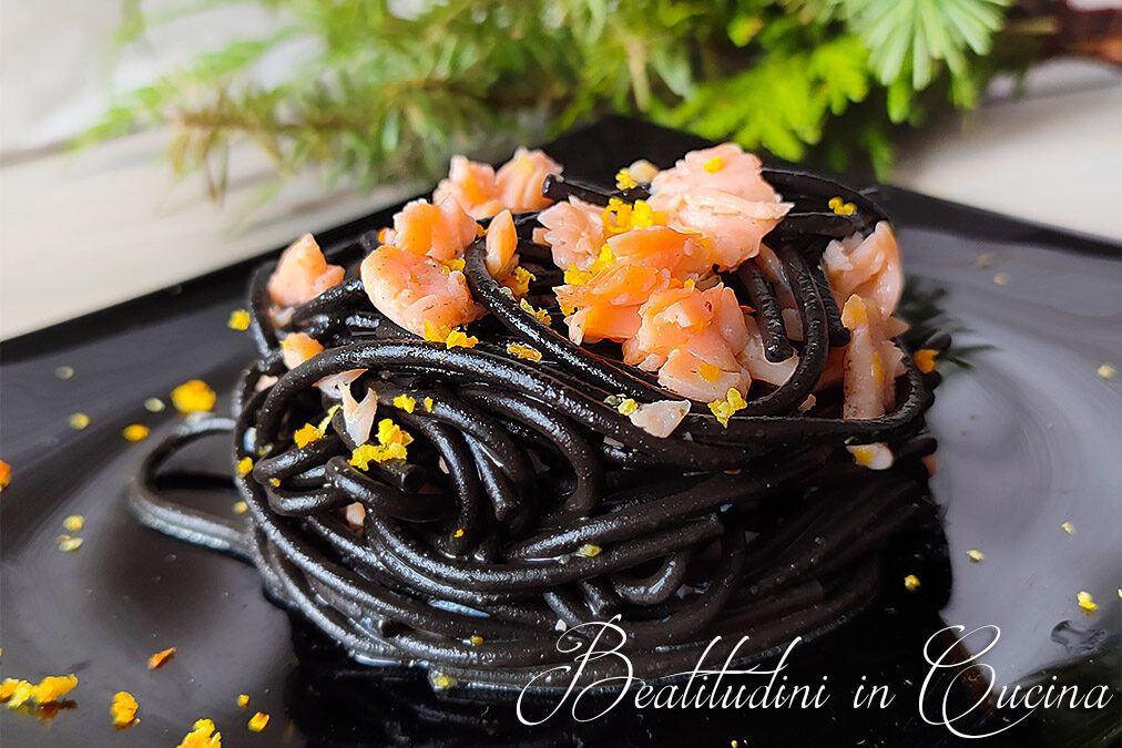 Spaghetti al nero di seppia con salmone agli agrumi