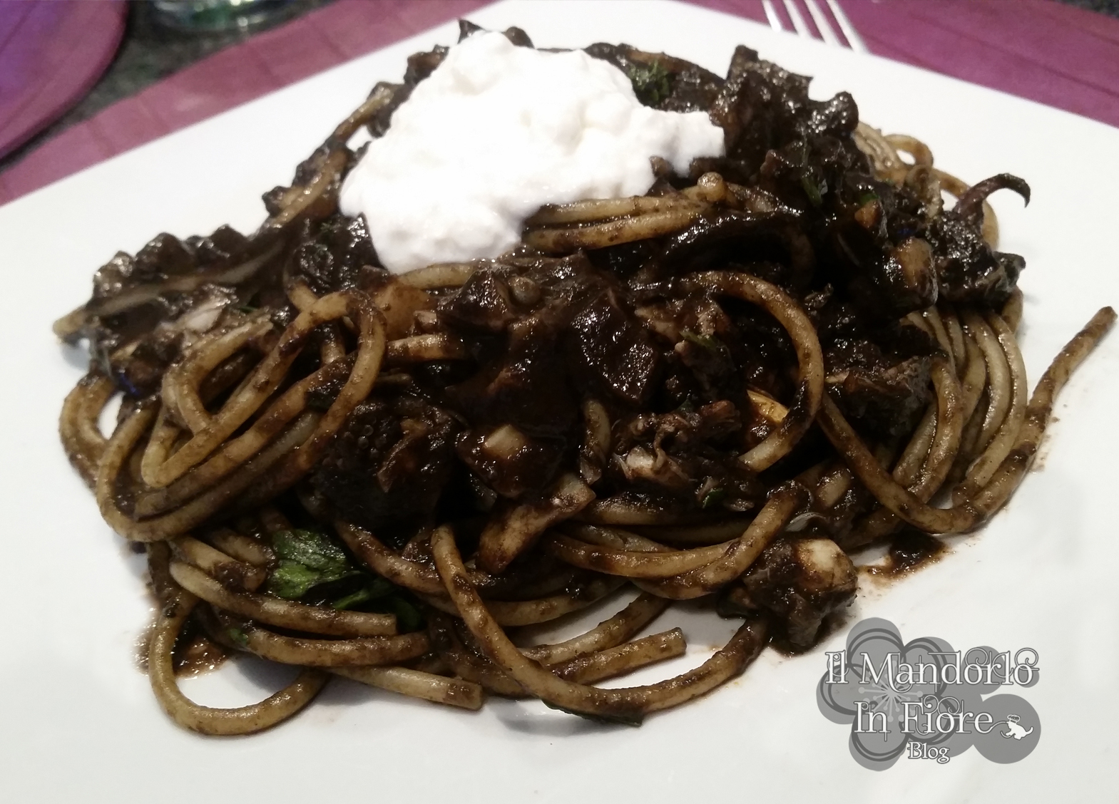 Spaghetti al nero di seppia e ricotta