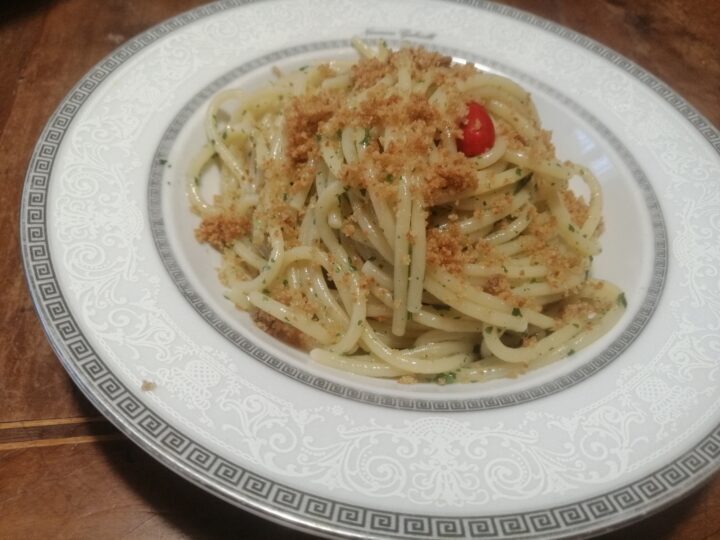 Spaghetti al pane grattugiato e acciughe
