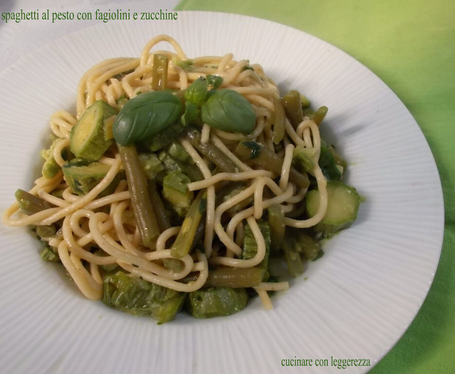 Spaghetti al pesto con fagiolini e zucchine