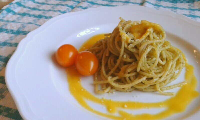 Spaghetti al pesto di basilico e mandorle