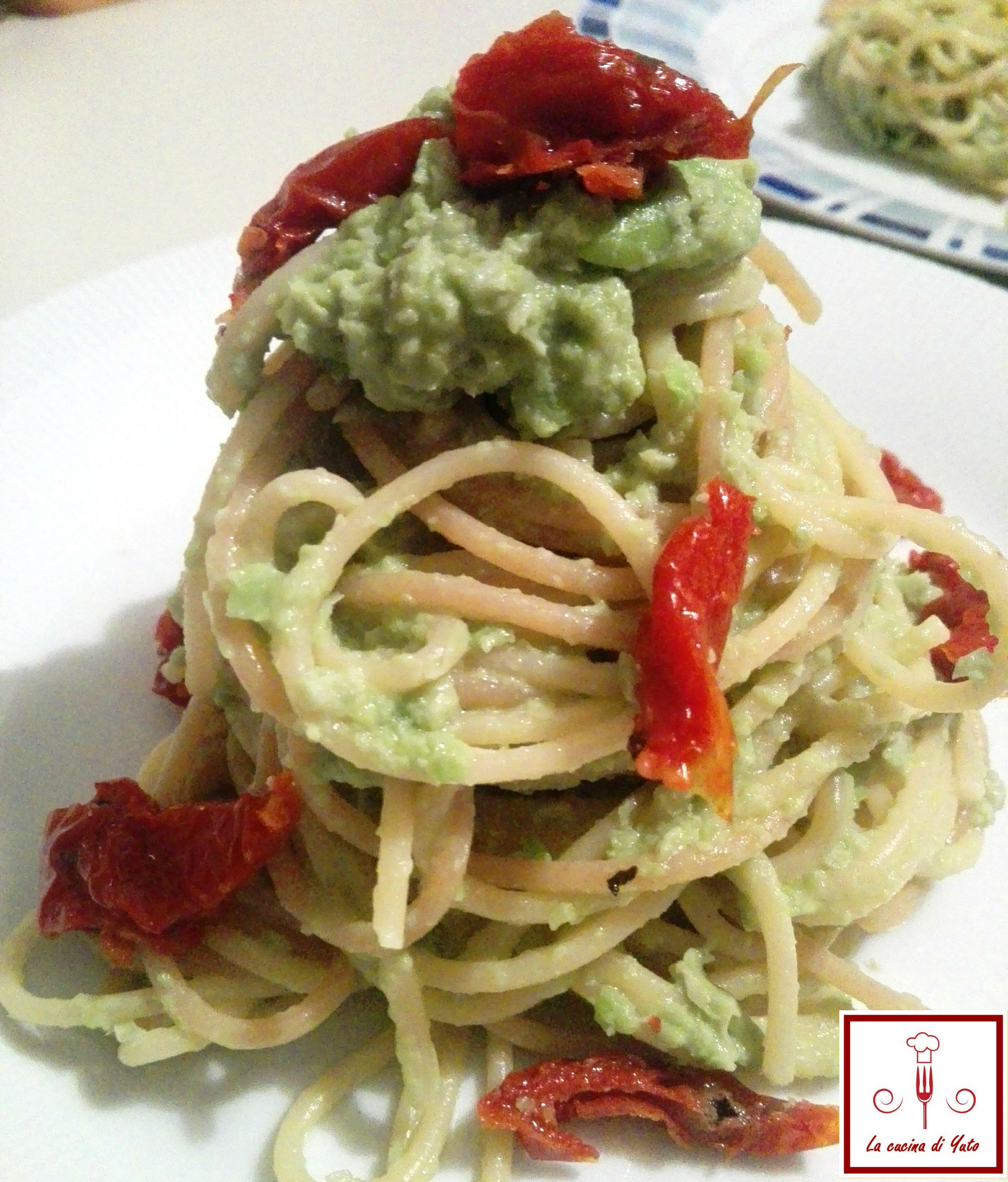 Spaghetti al pesto di fave verdi e pomodori secchi