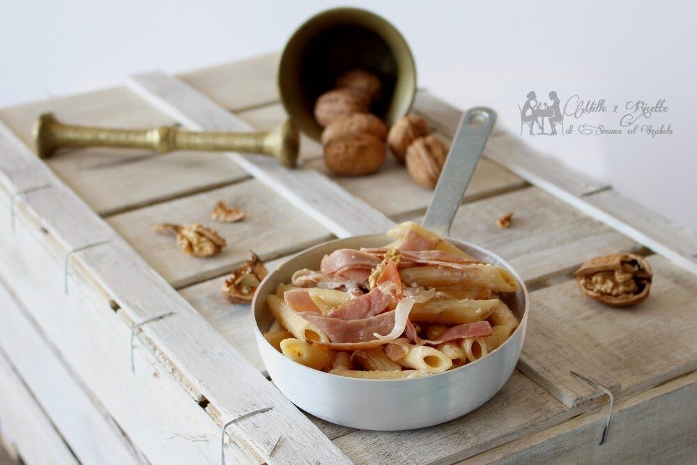 Spaghetti al pesto di noci e speck croccante