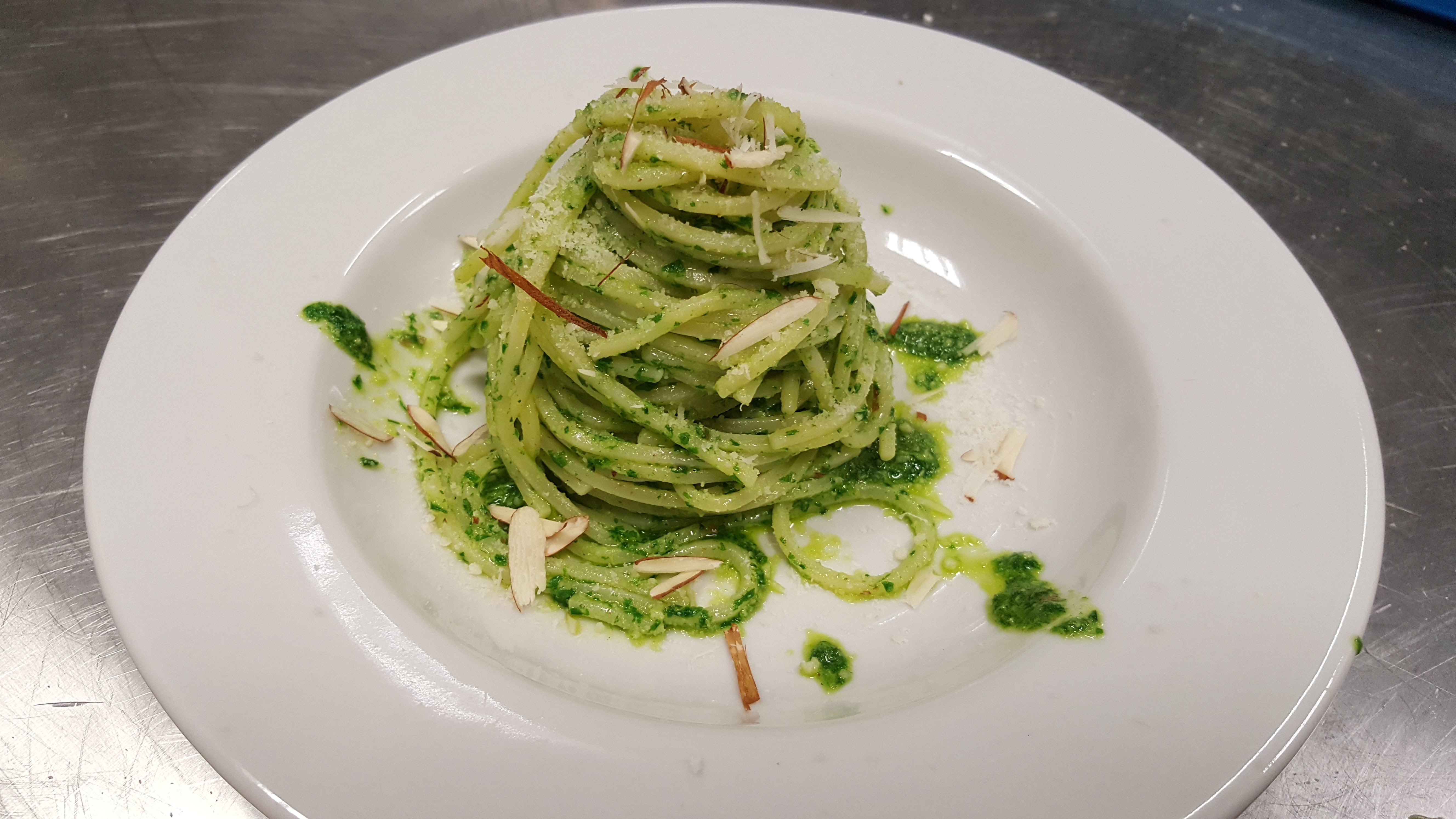 Spaghetti al pesto di rucola e mandorle
